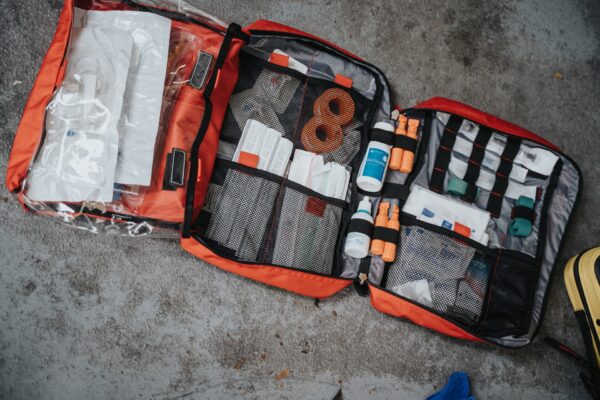 Que doit contenir une trousse de secours pour artisan ?